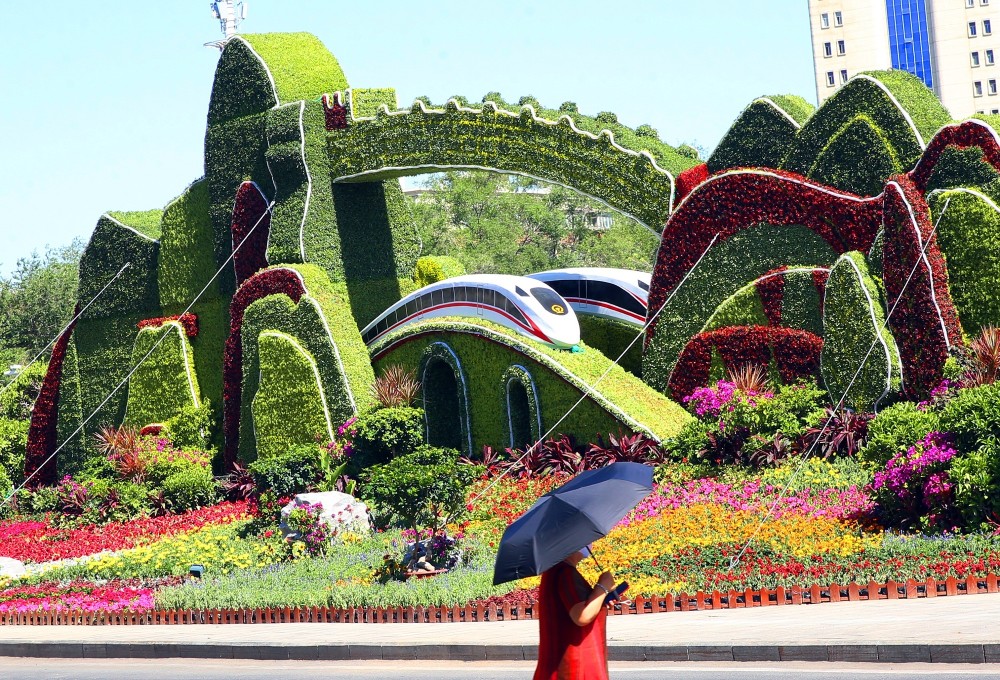 10组大型花堆扮靓乌鲁木齐城北街景