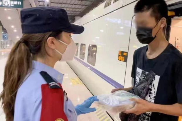 北京铁警帮助流浪小伙送他安全踏上返乡列车