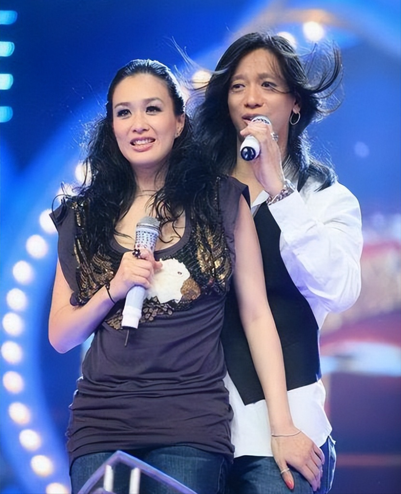 2004年,钟丽缇与台湾音乐人严铮登记结婚.