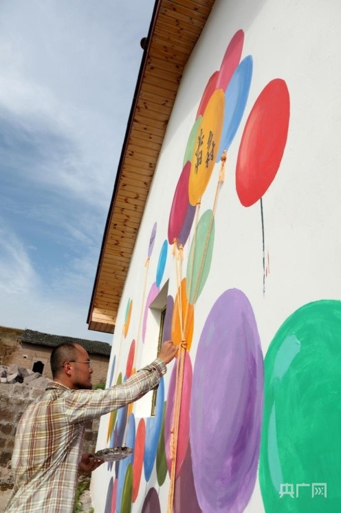 美丽的气球图案(央广网发  陈仕川摄)师生完成墙绘后合影(央广网发