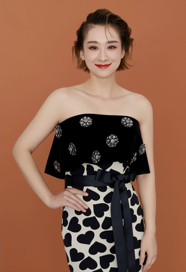 女星穆婷婷客厅健身秀身材!