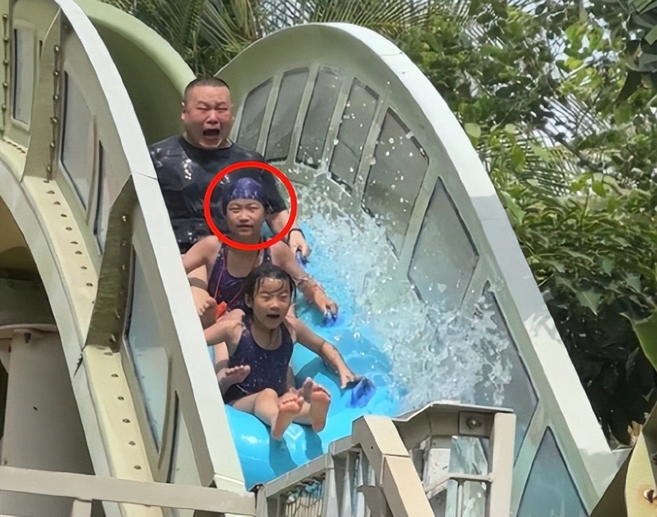 岳云鹏老婆晒女儿生活照11岁女儿满头脏辫躺沙发上翘腿吃薯片