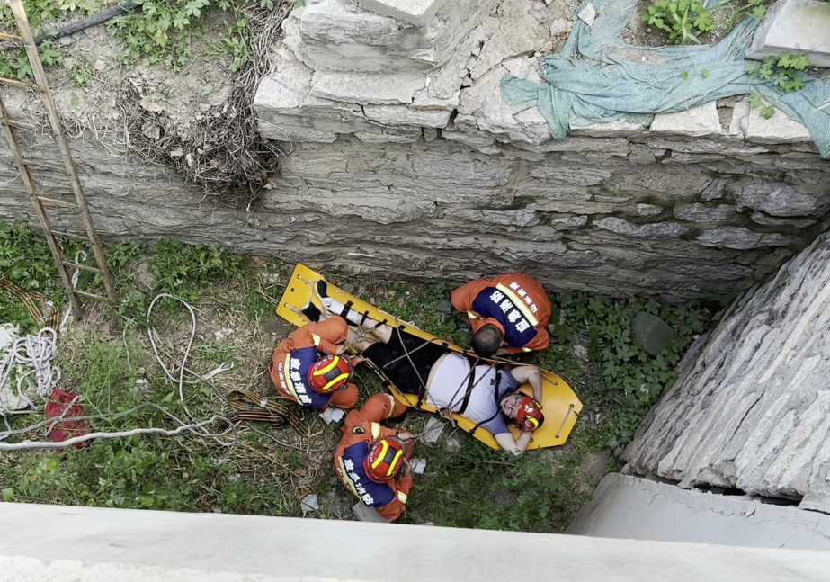 男子钓鱼跌入沟中,济南消防紧急救援