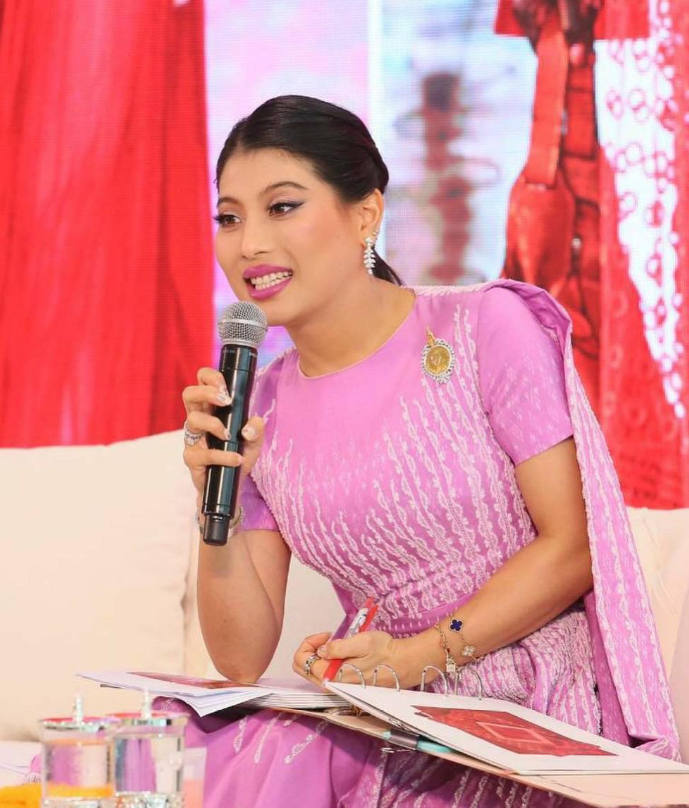 "神兽公主"思蕊梵巴黎街头摆拍!