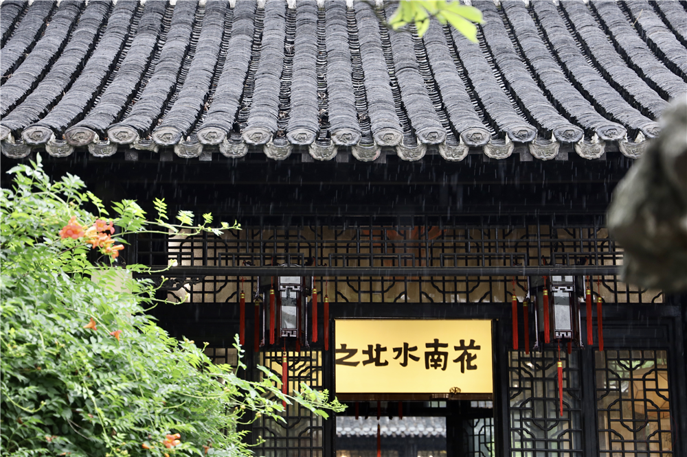 依栏凭窗 古城听雨 腾讯新闻
