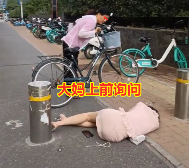 醉酒女穿着清凉睡在街头被陌生人关心后哭泣俺爸俺妈都不管我