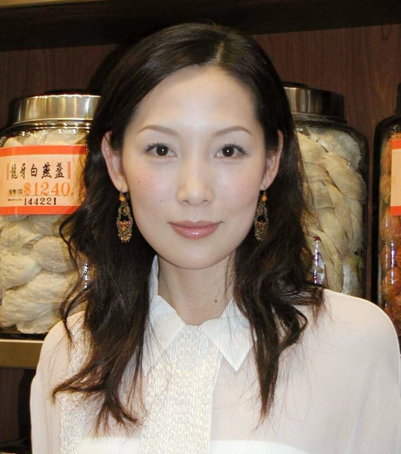 其实小8觉得吴美珩很有气质,外形时尚,整个人透露着知性美.