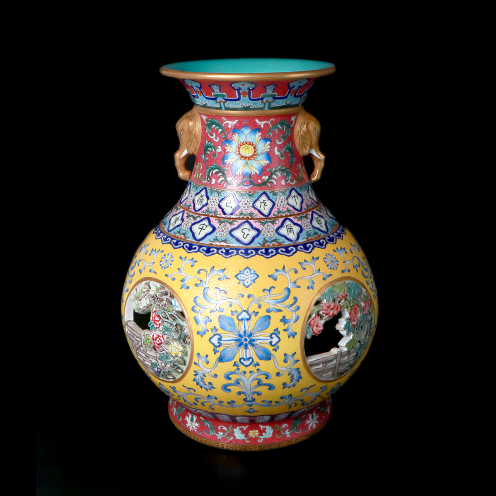 清乾隆粉彩轧道开窗镂空转心瓶奇思异巧面面是风景