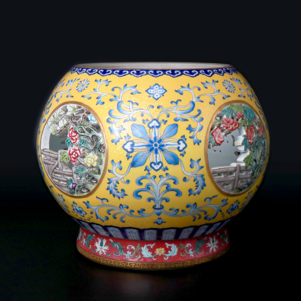 清乾隆 粉彩轧道开窗镂空转心瓶:奇思异巧,面面是风景!