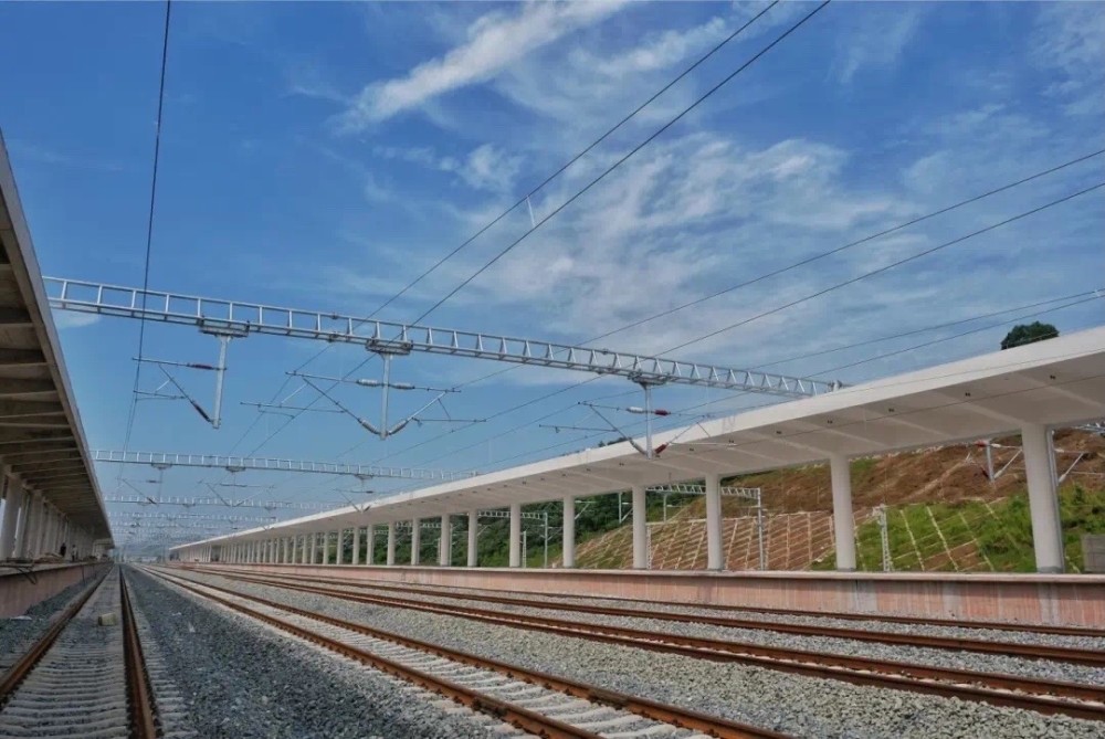 力争年底全线通车东环线东港站开始线路收尾