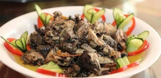 香疙瘩鸡香疙瘩鸡是双柏大麦地的一道彝族风味美食,将整鸡煮熟沥干后