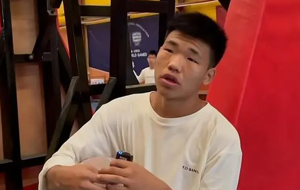 农村国宝已走上人生巅峰,豪宅豪车让人看了实属眼红