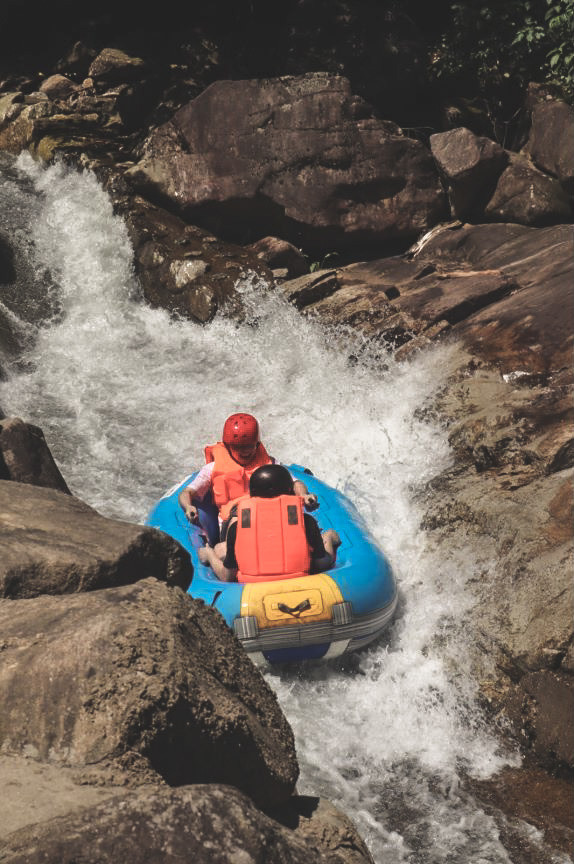 山湾湾激流探险,华东第一峡谷的清凉盛夏