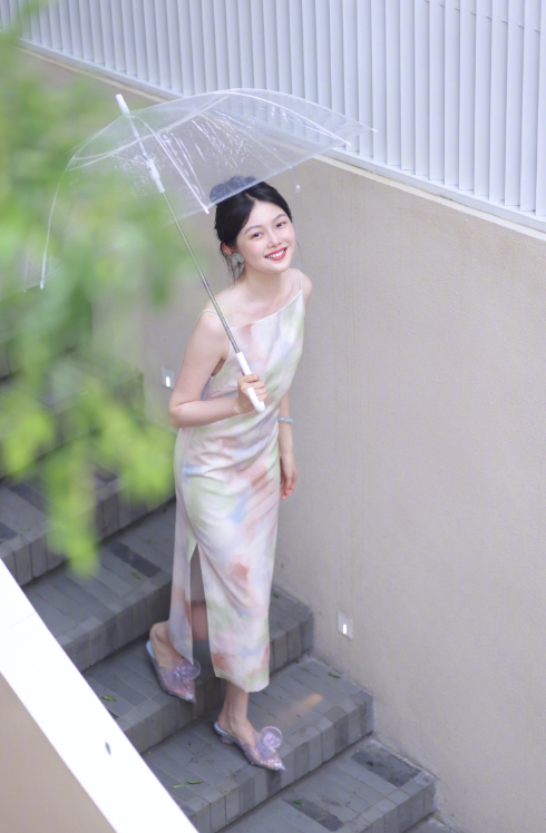 晚晚穿性感吊带裙拍照皮肤白皙似剥壳鸡蛋身材高挑小肚子突出