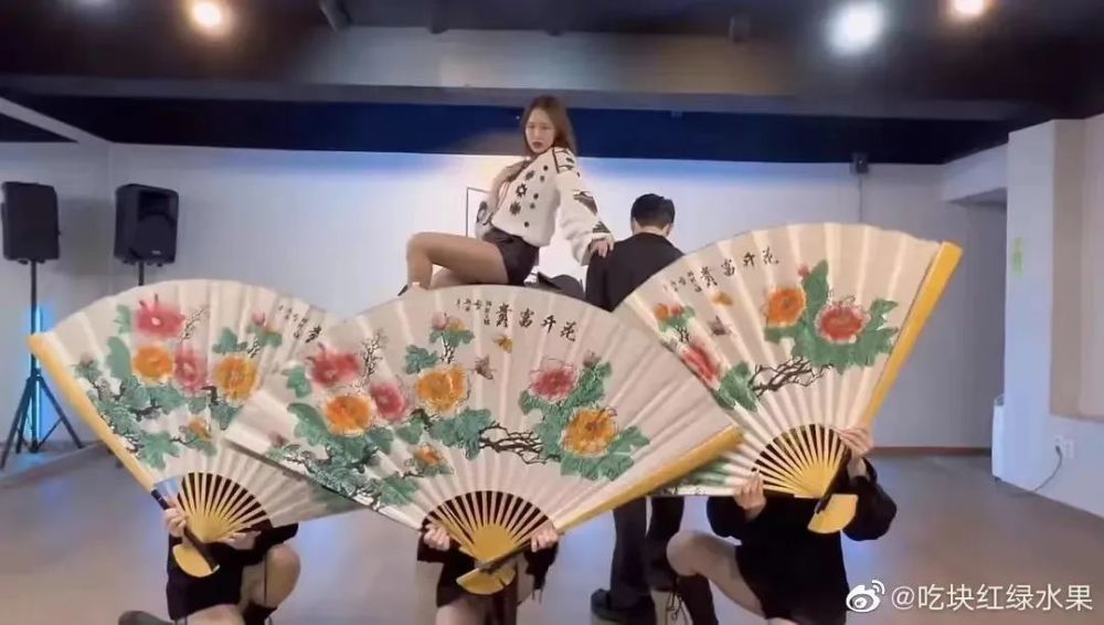 當圈內第一腿精再也不“靠腿吃飯”，性感指數反而狂飆暴漲了？1962年初中語文書第一冊