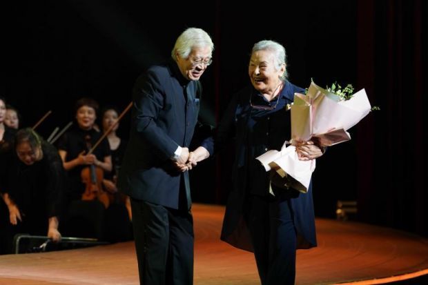 中央歌剧院剧场正式启幕 93岁指挥家郑小瑛登台