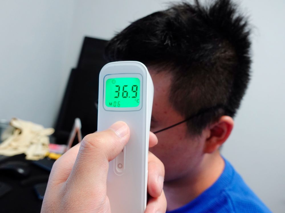 爱奥乐红外体温计帮你测量体温