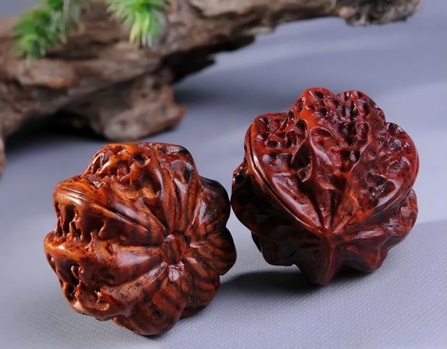 文玩核桃不仅是保健身心的玩物,也是中华文化千百年来逐渐沉淀的古朴