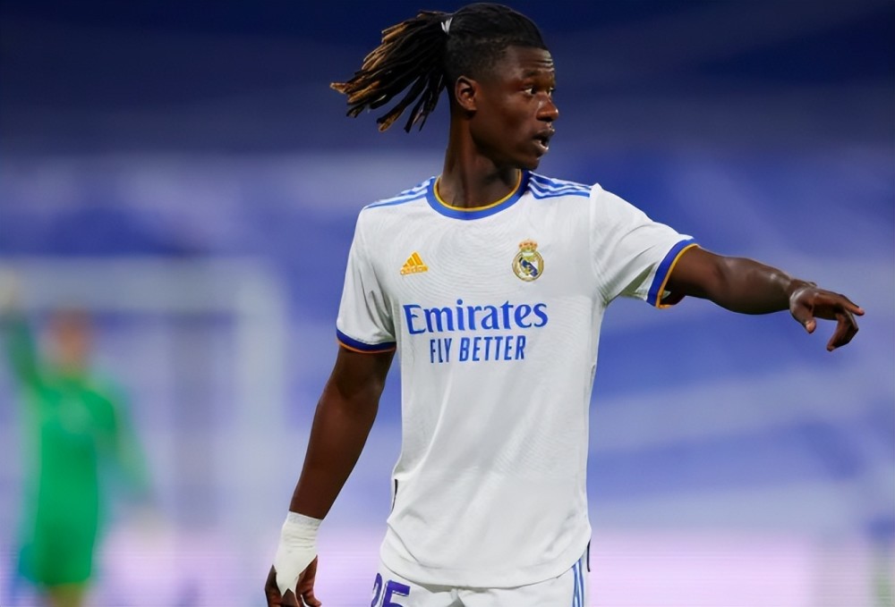 皇马帅哥卡马文加与卡戴珊妮可基德曼同台走秀球员时尚天花板