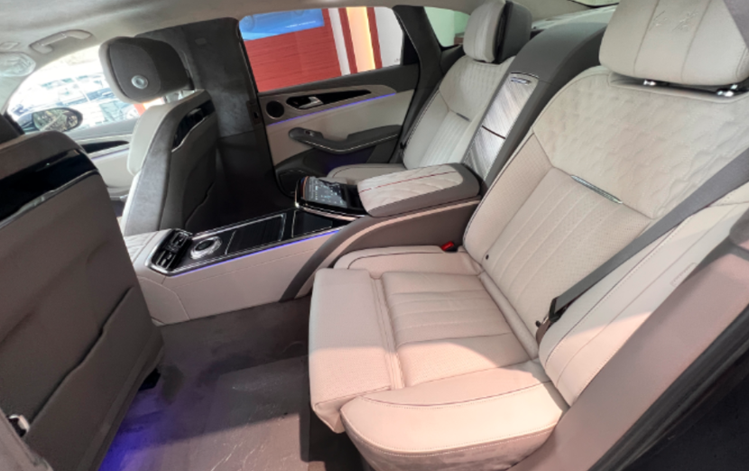 红旗h9 到店实拍解读 气场强大空间优越 搭载3.0t v6发动机_腾讯新闻