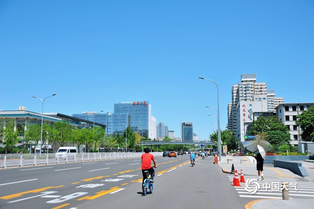 北京今天(7月7日)開啟晴熱暴曬模式,下午14時左右,南郊觀象臺氣溫已