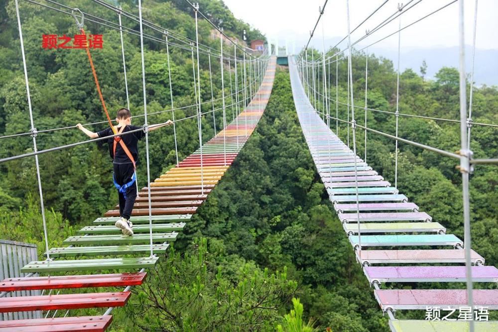 宁波小灵岩火山峰景区,彩虹吊桥全长350米,步步惊心