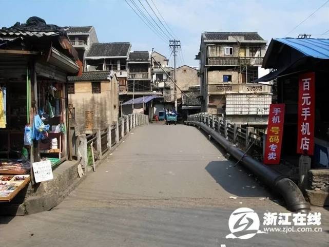 叶克春带着纽扣在桥头镇的石板桥上摆了两天