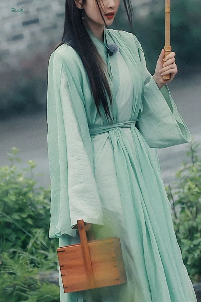 图片来源:微博@mychannel·白鹿  穿古装撑着雨伞的这套造型也意境