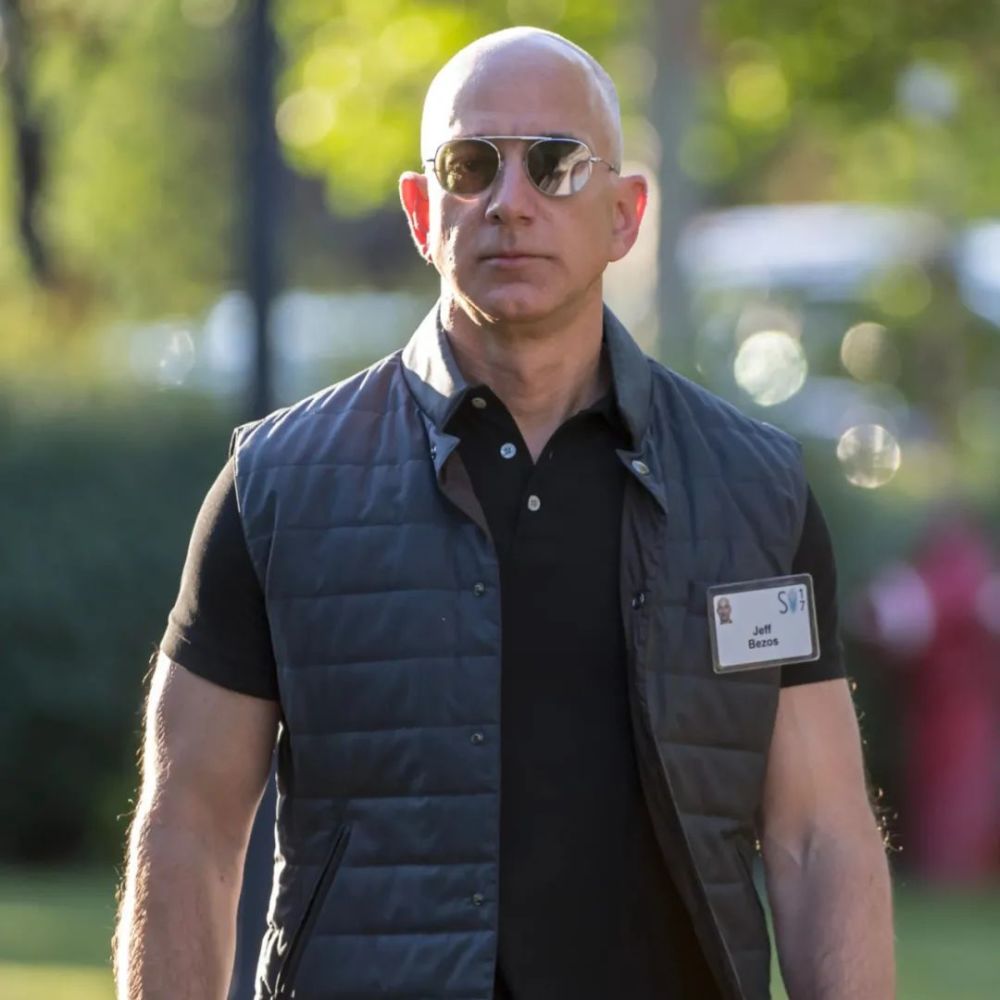 贝佐斯老房子着火三年被新女友彻底改造长相穿衣越来越像