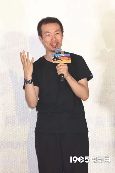 电影《隐入尘烟》首映 海清现场拥抱男主角武仁林_腾讯新闻