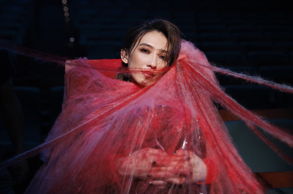 戴佩妮《被动的观众》首日空降六榜冠军,断货紧急追加_腾讯新闻