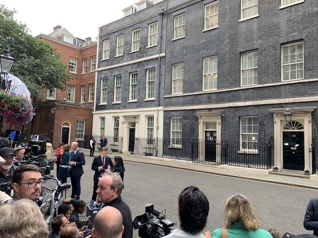 一财记者现场直击多图唐宁街10号外人潮涌动等待英国首相辞职讲话