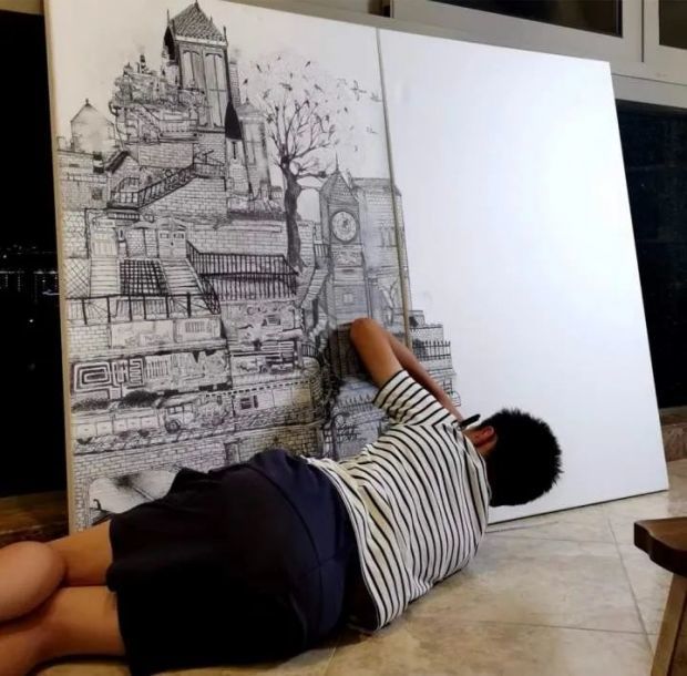 名叫高盛礼今年刚刚小学毕业因为一段躺着画画的视频躺着画画你见过吗