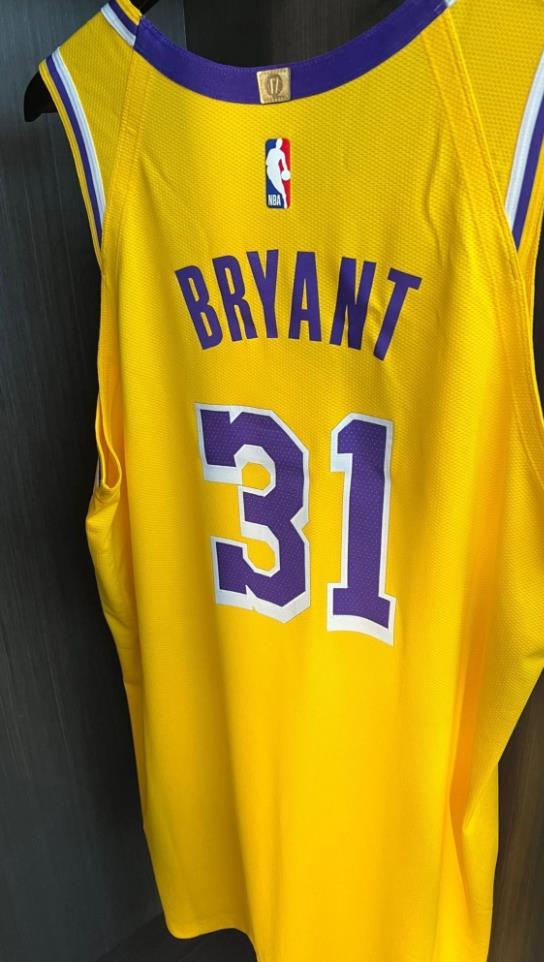 重回洛城布莱恩特晒训练照展示31号湖人球衣