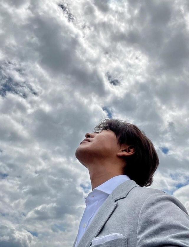 木村在片场自拍,抬头望天侧脸线条流畅,下颚线撩人,49岁了魅力依旧.