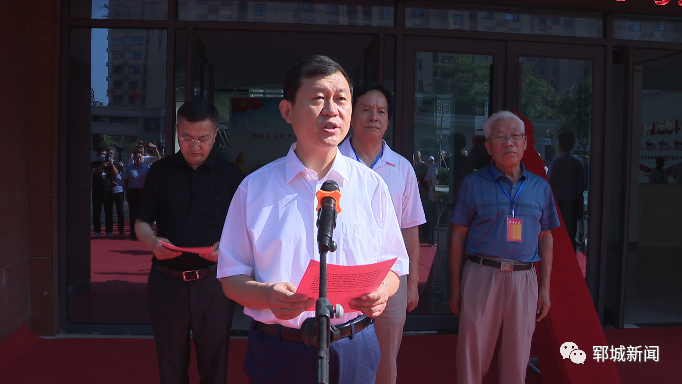 姜凌刚和郓城县二级巡视员王广岱共同为郓城县老年大学揭牌并实地参观