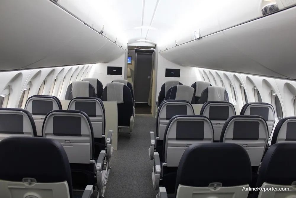 波音空客的单通道飞机都是3 3座位的布局,机舱的空间舒适型度远好于2