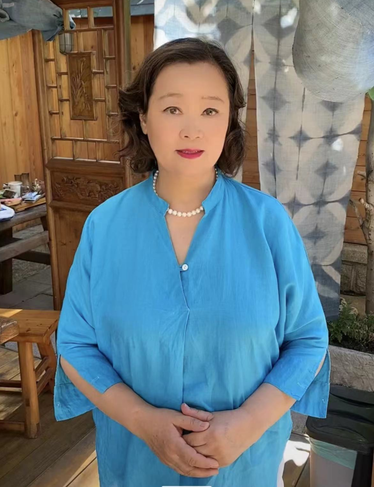 67岁戏骨方青卓罕见失态,在父亲忌日公开悼念,泣不成声引泪目