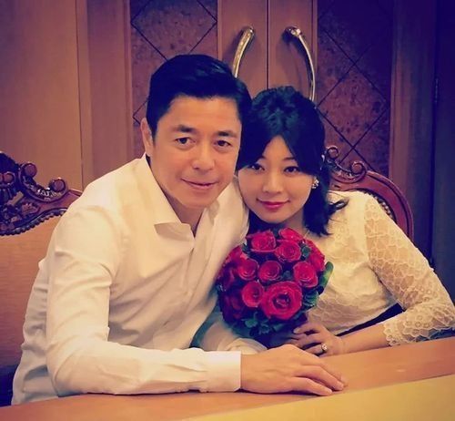 何启南还大方分享两夫妻的温馨合影,老婆嘅长相不算太惊艳,但是气质好