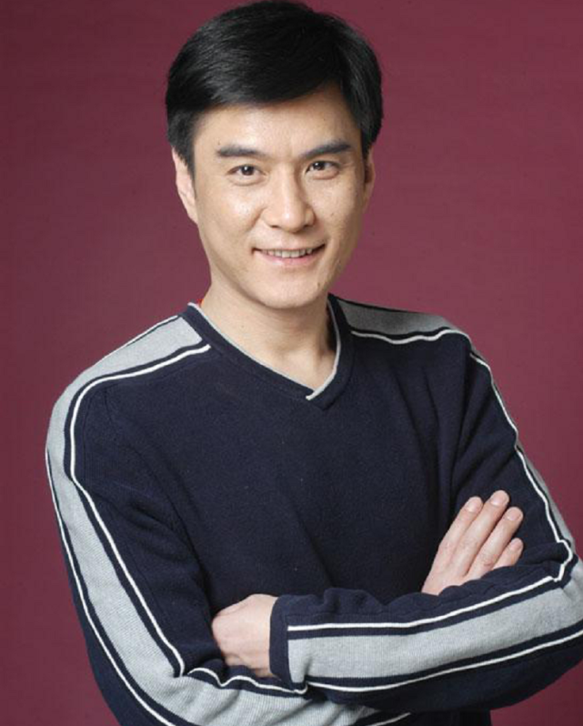 知名演员李强：演完“西门庆”没女孩敢靠近，52岁才当爹终得圆满_腾讯新闻