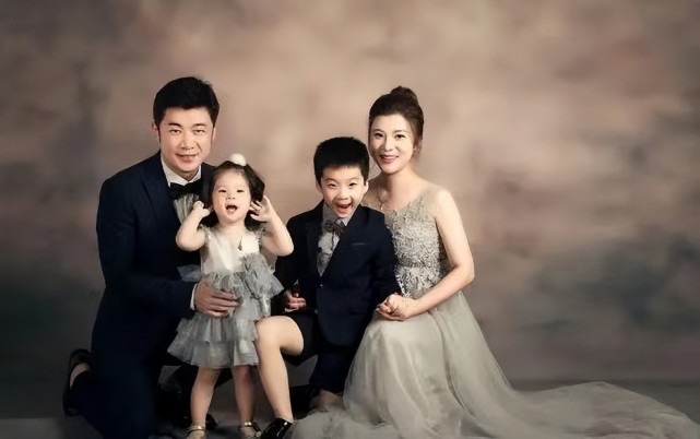 曹征他在剧里是郑晓龙导演的御用反派戏外却是个三好男人