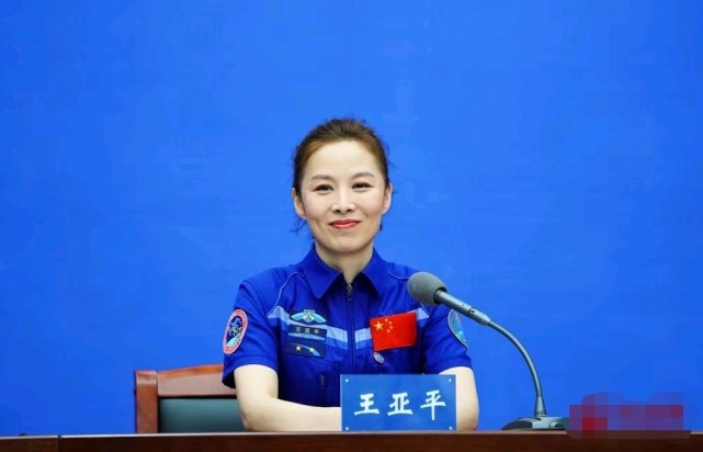 王亚平大校,荣获新的身份,一张全家福首次亮相_腾讯新闻