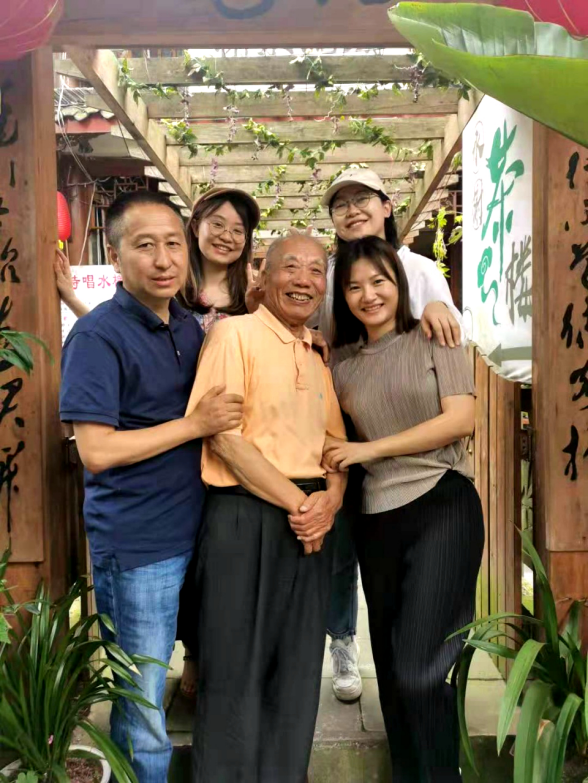 (前中)与友人近影来源:四川省地方志工作办公室作者:铁 流(真名黄泽荣