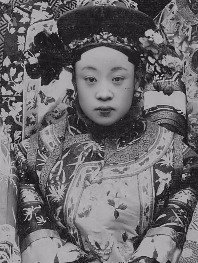 载振福晋▼第十一张是贝勒载振的嫡福晋,也是庆亲王奕誆的儿媳妇,是四