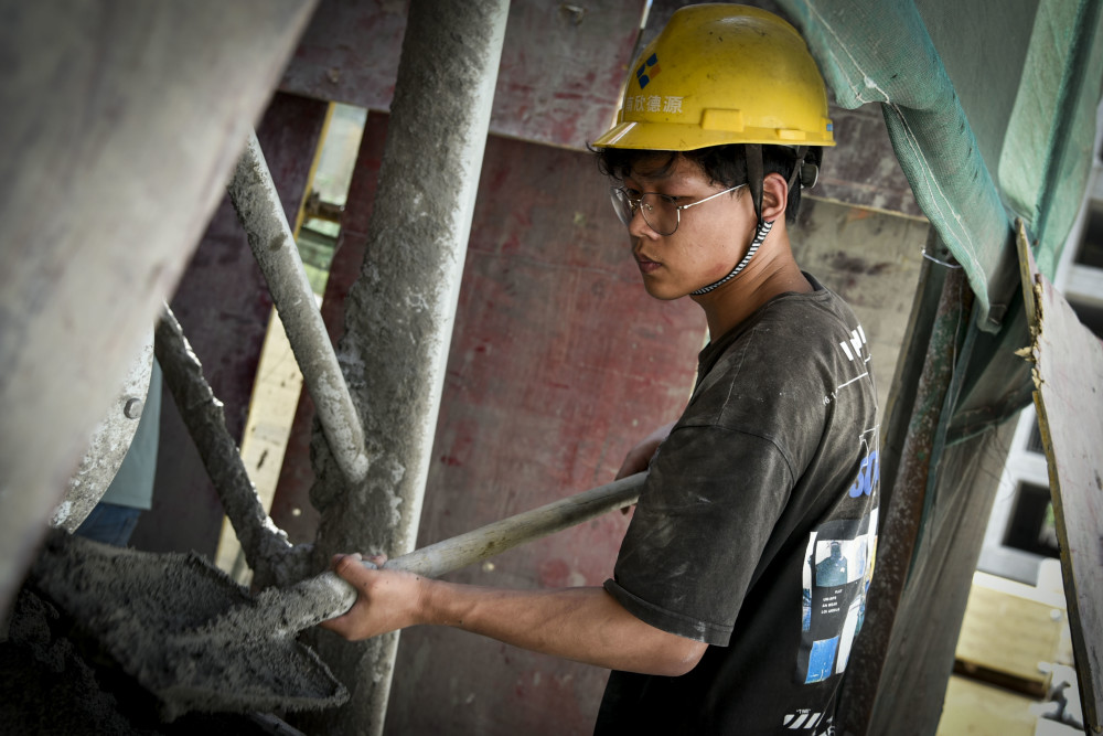 19岁大学生男孩顶高温工地搬砖救父,自称愿以命换命护父亲周全