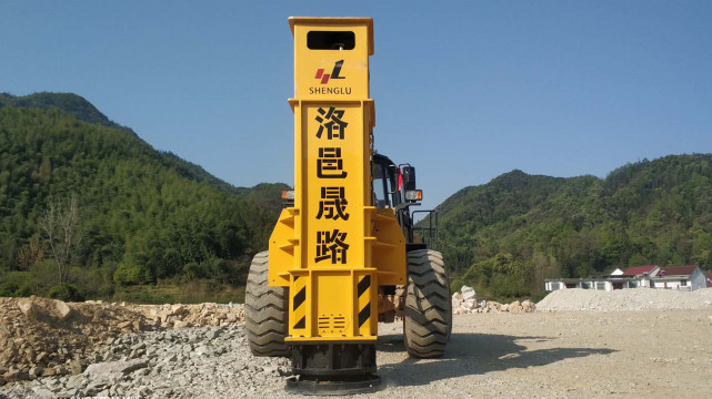 梅花碾冲击压路机跟三边形冲击式压路机是一样的冲击碾设备.