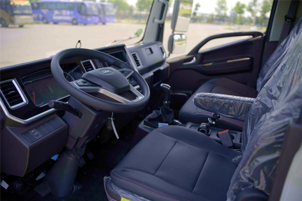 以及"最大驾驶室设计",这款江淮1卡骏铃s6的内饰空间表现十分优秀