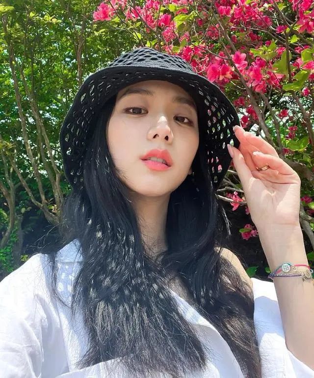 金智秀jisoo晒出了游美照,照片露出了美肩超撩人插图1