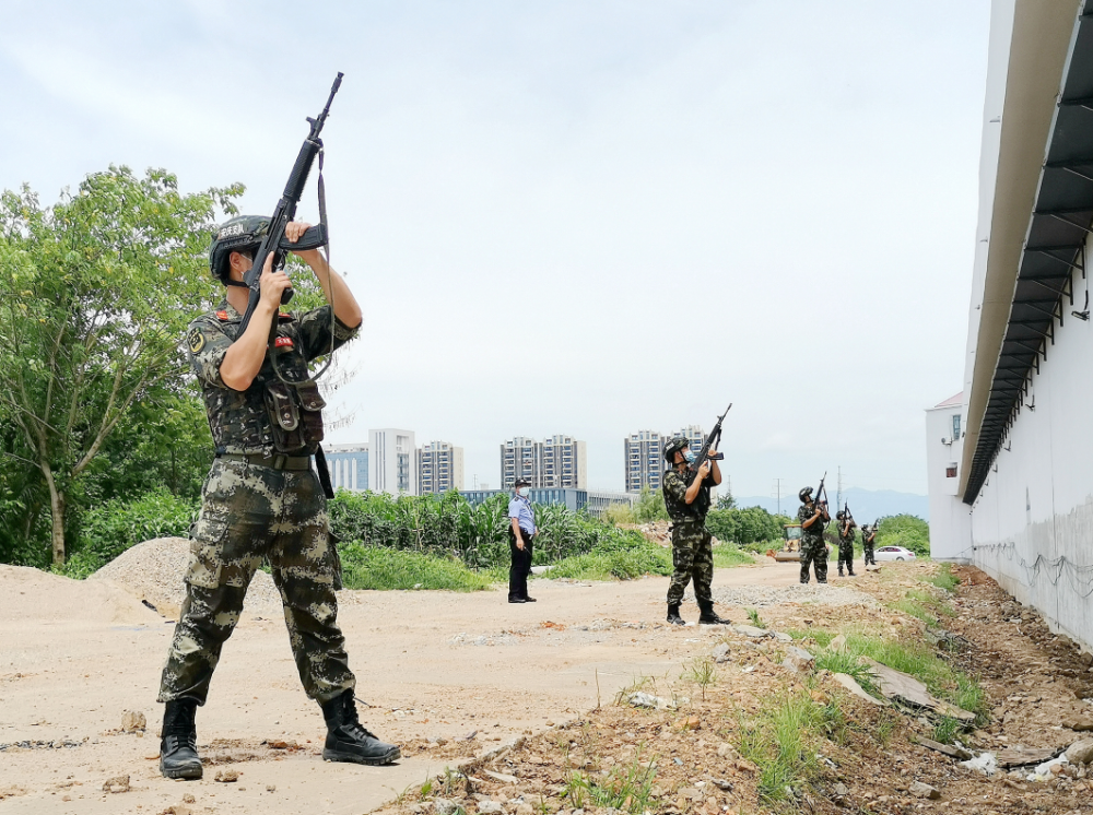 演练安庆市公安民警驻监武警官兵近日,安庆监狱联合演练拉开了帷幕