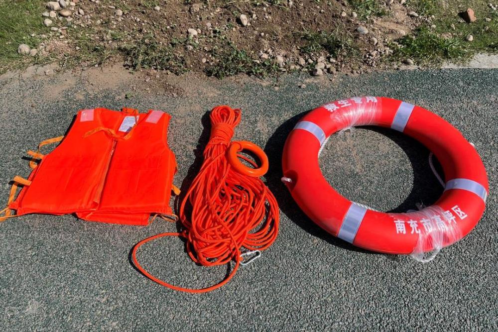 高温防溺水四川高坪30个救生箱水边上岗